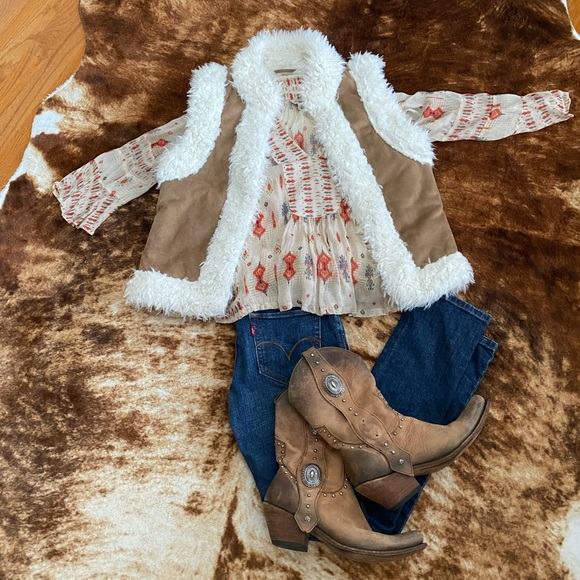 Old Navy Faux Suede Sherpa Vest - Picture 5 of 12